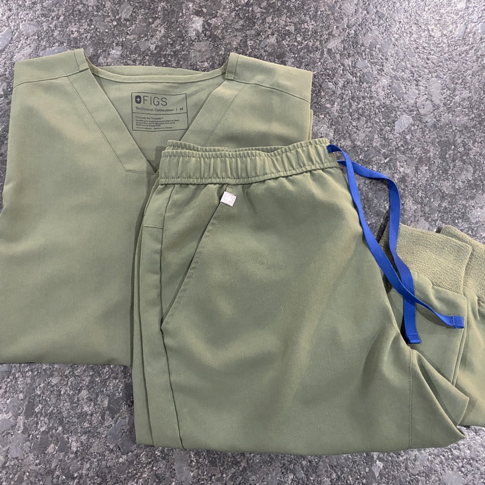 Figs green jogger scrubs, medium!